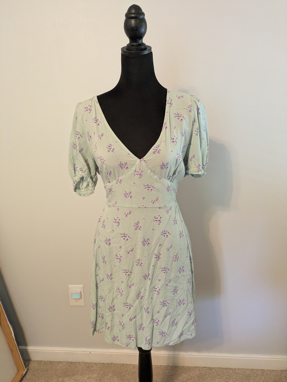 H&M Mint Green Floral V-Neck Mini Dress Size M Puffy Sleeves Tie Back
